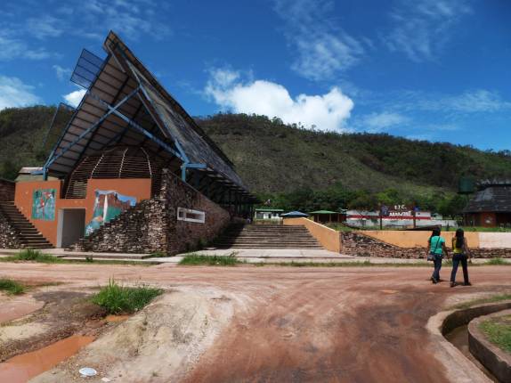 Arquitetura moderna do Centro Comunitário da vila de  Canaima, no sul da Venezuela